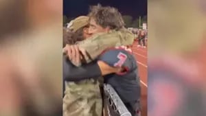 Esta soldado dio una sorpresa a sus amigos y familiares al volver a casa por Navidad