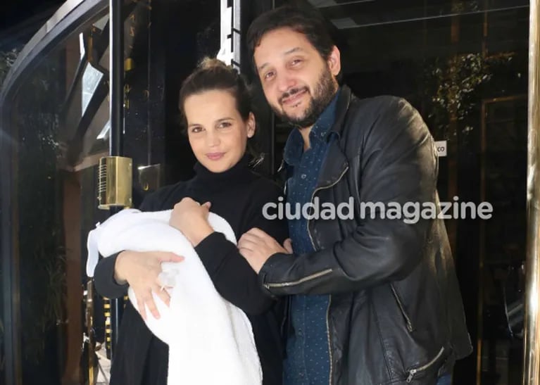 Las primeras fotos de Sabrina Garciarena y Germán Paoloski junto a su bebé, Beltrán, tras recibir el alta médica 