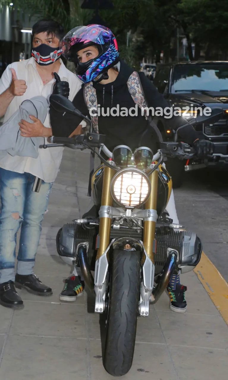 El look motoquero súper canchero de Juana Viale para ir al programa de Mirtha: mucho color y selfies con la gente