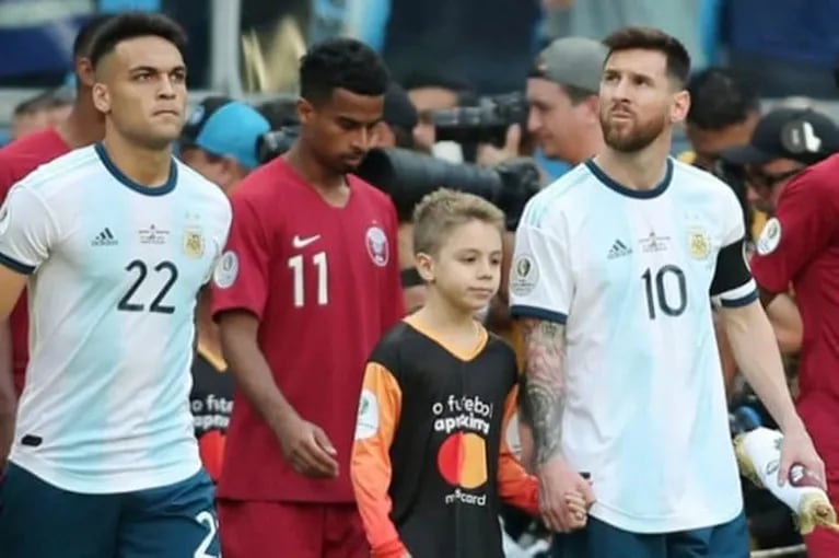 El niño que entró a la cancha con Lionel Messi ante Qatar reveló que el futbolista... ¡canta el Himno Nacional de una manera especial! 