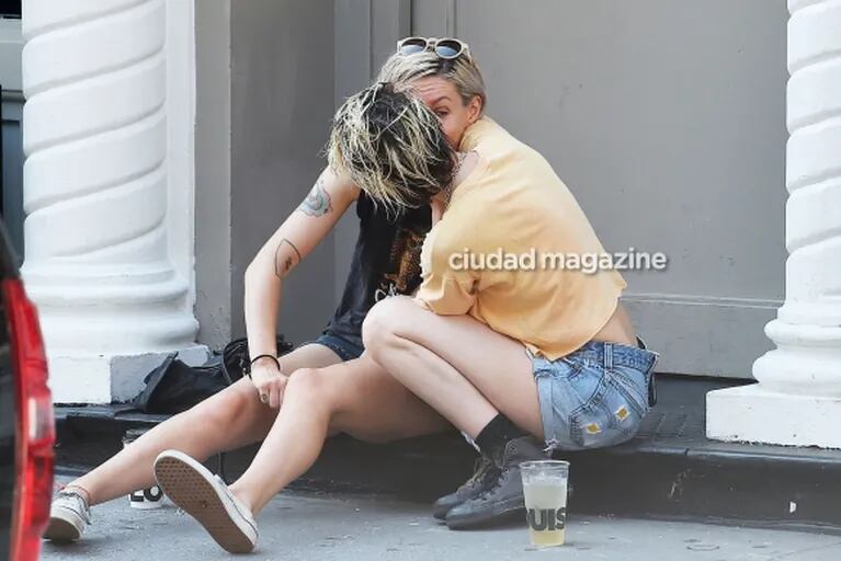 Las fotos de Kristen Stewart a los besos con una guionista, a un mes de su estadía playera con Stella Maxwell