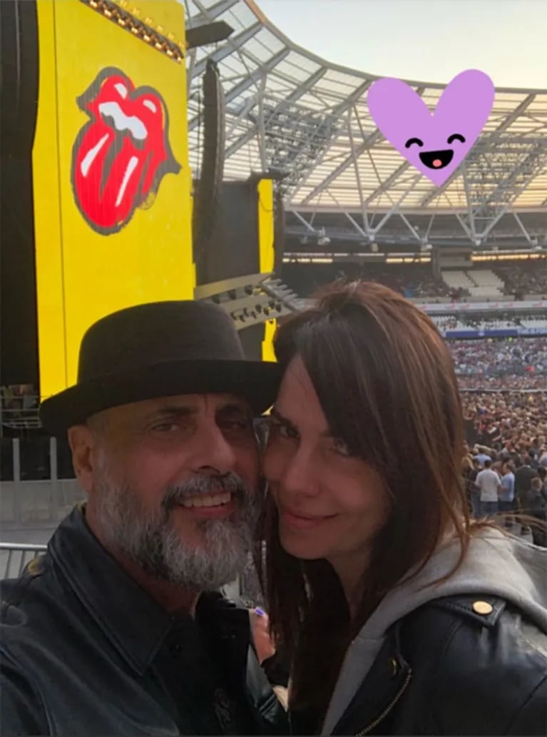 Jorge Rial y Romina Pereiro en el show de los Stones en Londres: el gesto de Ron Wood con la bandera argentina