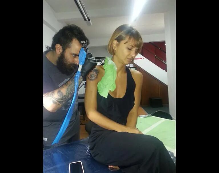 Amalia Granata se tapó el tatuaje de la araña que tenía en el hombro con otro diseño: conocé el significado (Foto: Twitter)