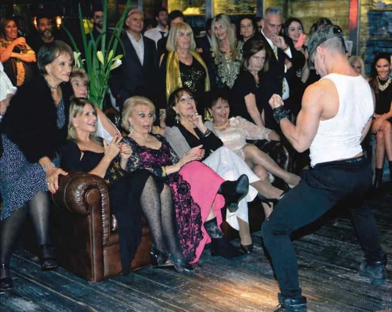 Marila, la mamá de Fernando Burlando, cumplió 80 años y recibió como regalo… ¡un show de strippers! 
