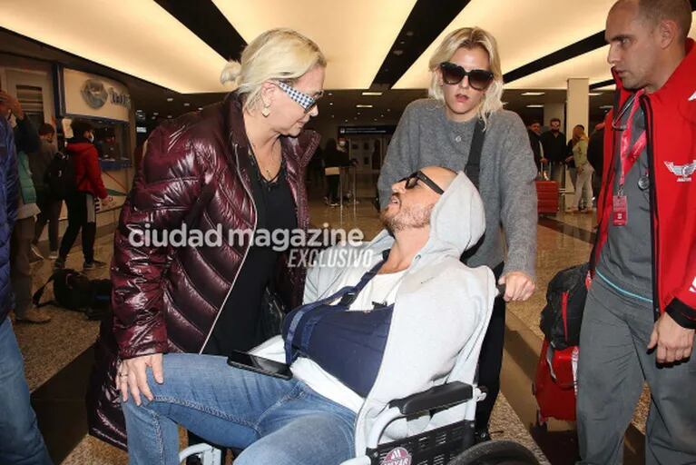 Las fotos de la llegada de Fede Bal al país tras su accidente: el apoyo incondicional de Sofía Aldrey y Carmen Barbieri