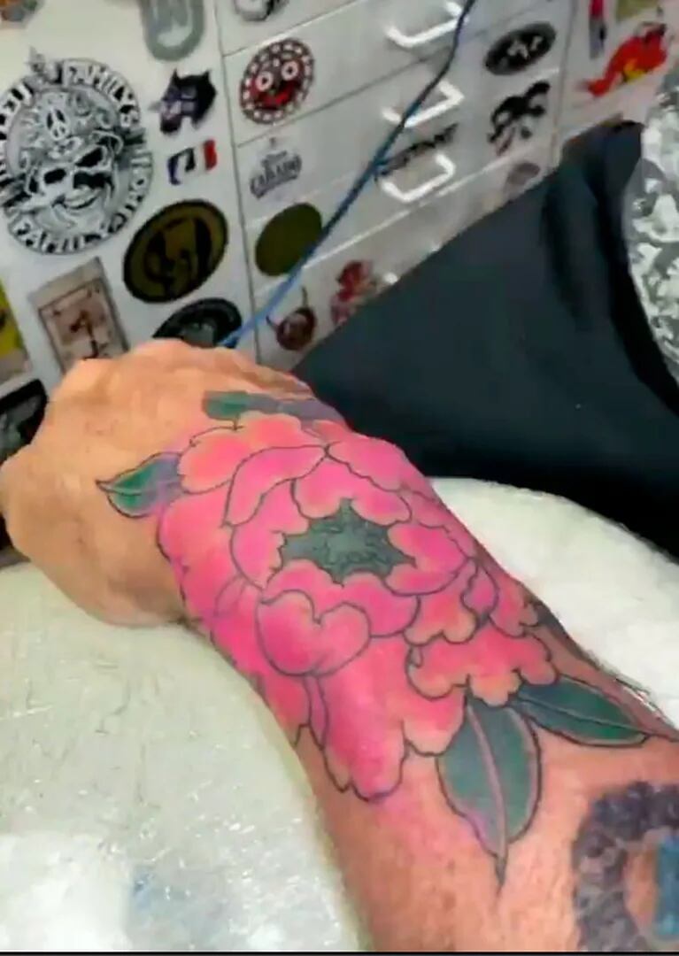 Jorge Rial se tatuó una enorme y colorida flor en su antebrazo: "Así quedó mi nuevo tattoo"