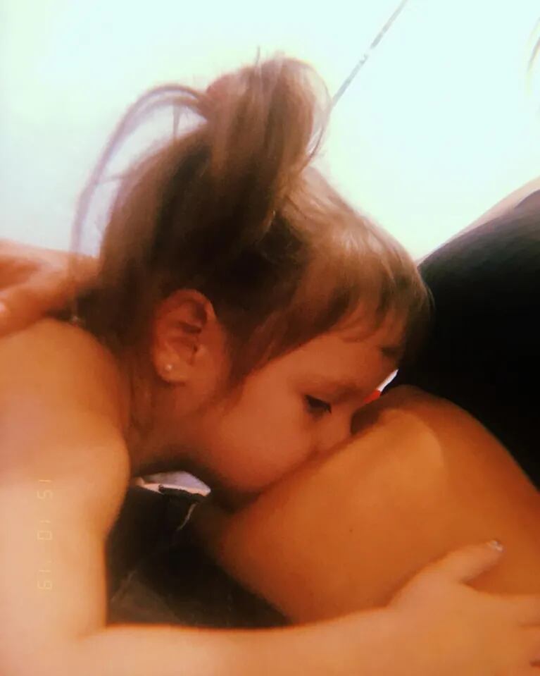 Las dulces fotos de la pancita de Barby Silenzi junto a su hija mimándola: "Así de enamoradas"