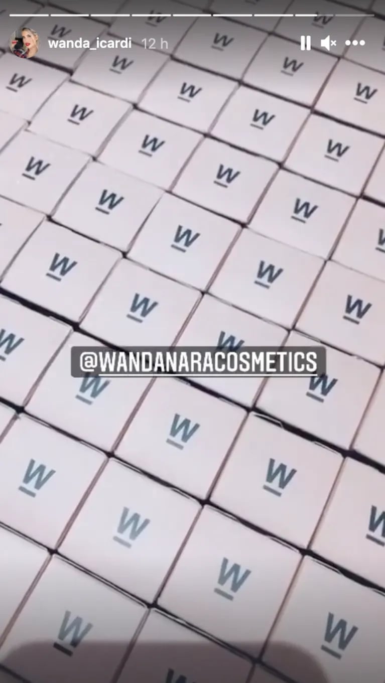 Wanda Nara compartió fotos de sus cosméticos desde las oficinas de Buenos Aires: "Control de calidad"