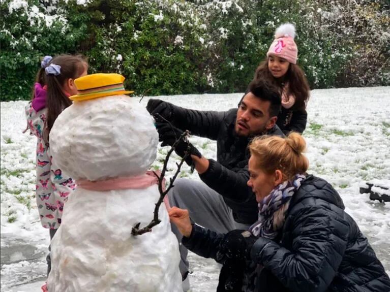 Divertidas fotos de Eliana Guercio y Chiquito Romero armando un muñeco de nieve con sus hijas en Inglaterra