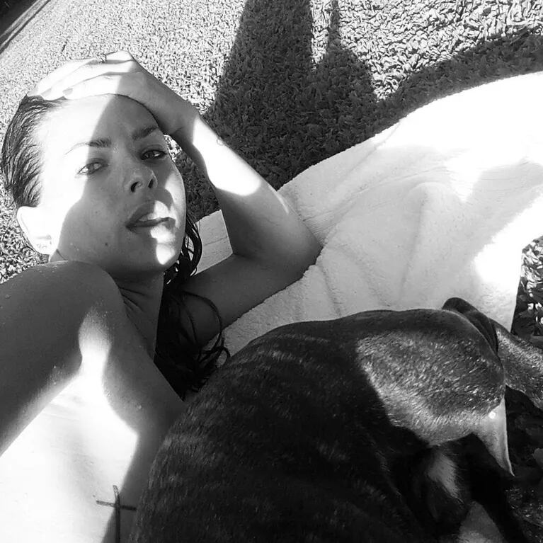 La China Suárez tomó sol con su perro (Apolo) y tuiteó la foto. (Foto: @chinasuarez)
