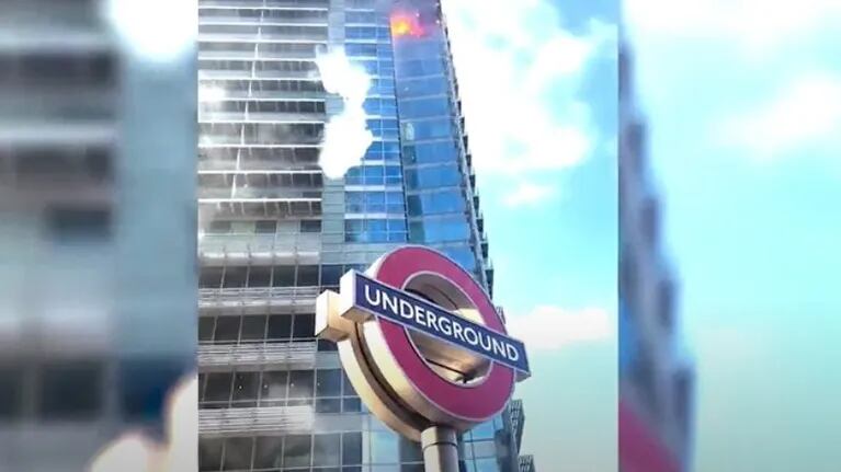 Un londinense grabó el momento en que un edificio en llamas se derrumbaba