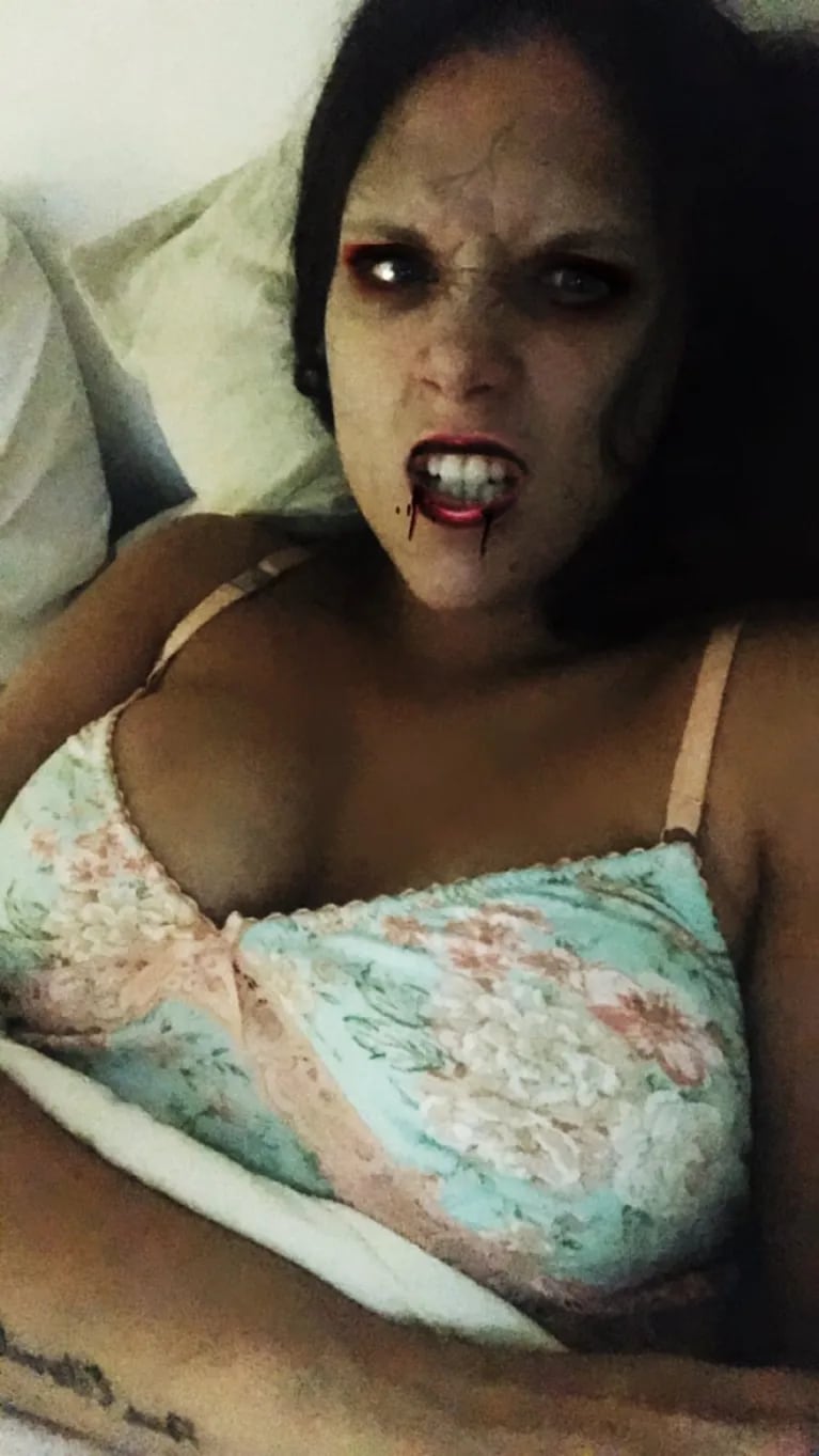 La foto sexy de Barbie Vélez en la cama, lookeada como vampiresa por Halloween