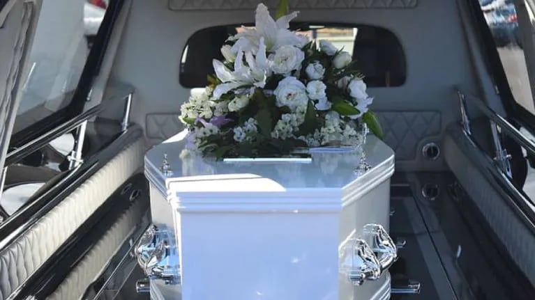 Susto en funeraria: joven dada por muerta abre los ojos justo a tiempo