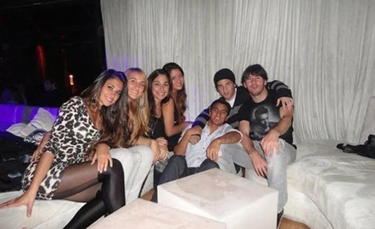 Lionel Messi junto a su novia (en animal print) y amigos. (Foto: Facebook)