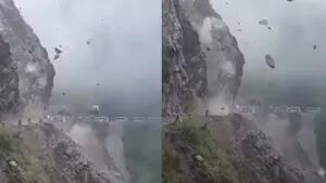 Enormes rocas caen como proyectiles en una carretera de la India debido a un desprendimiento de tierra