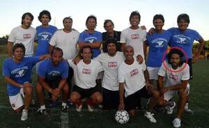 En Punta del Este jugando al fútbol con sus amigos Tinelli, Repetto, Gravier y Nacho Viale (Foto: Web). 