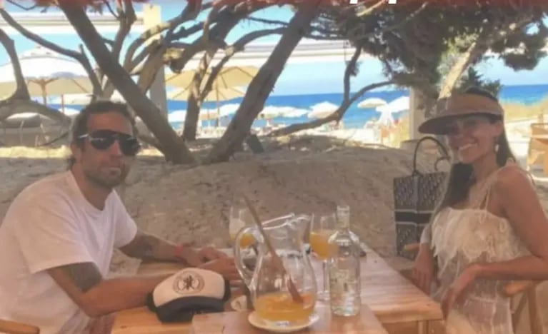Las románticas vacaciones de Floppy Tesouro con su nuevo novio en Ibiza: "Vive, sueña, ríe y sé feliz"