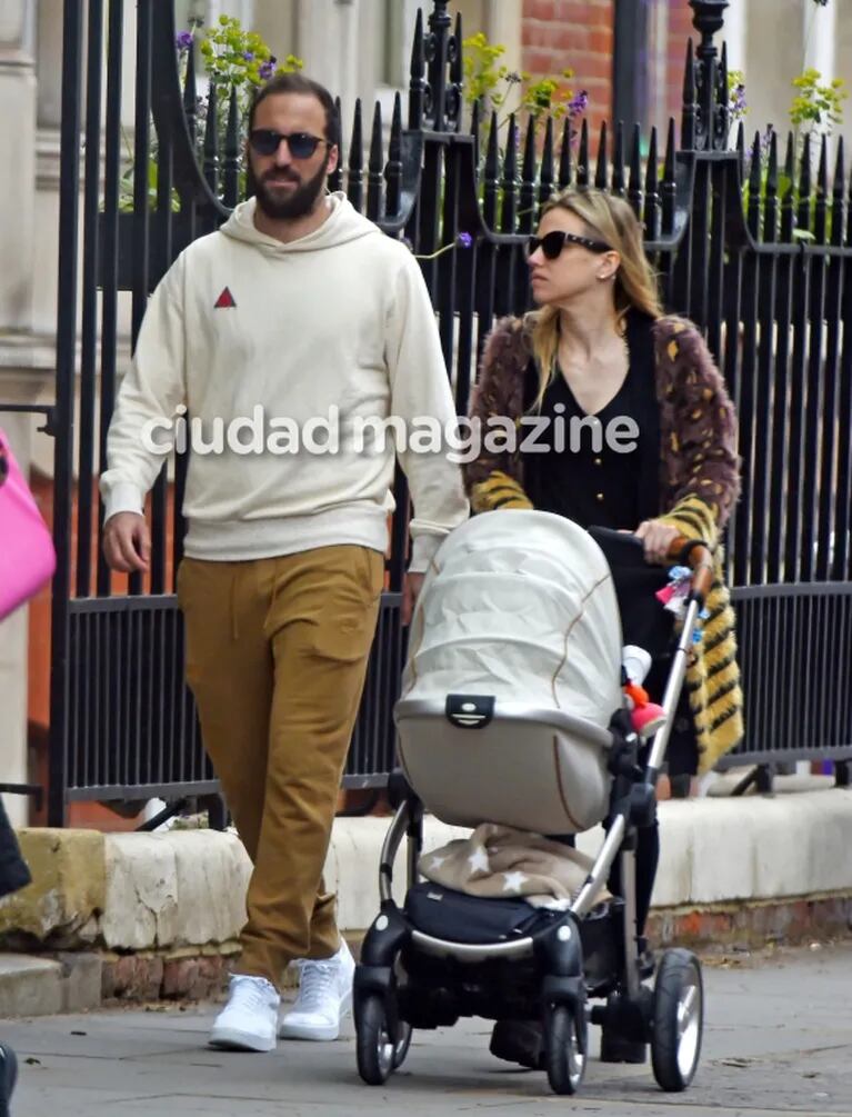  El tierno paseo familiar de "Pipita" Higuaín con su mujer y su hijita en Londres