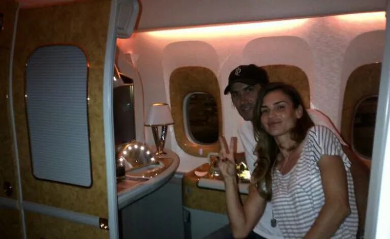 Adolfo Cambiasso y María Vázquez, en vuelo a Dubai. (Foto: Twitter María Vázquez)