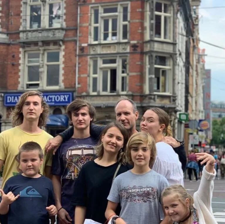 El álbum de fotos de las vacaciones familiares de Maru Botana en Amsterdam, con su marido y sus 7 hijos