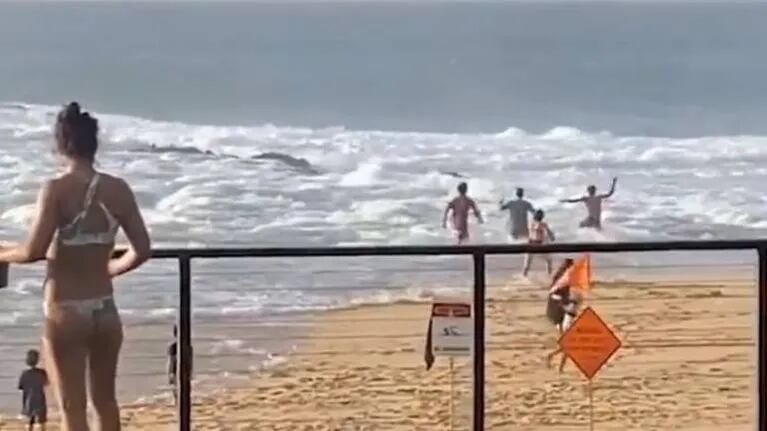 Surfista rescata a una mujer que fue embestida por una potente ola