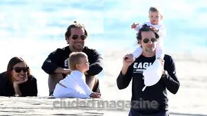 Bradley Cooper, Irina Shayk y su hijita Lea disfrutaron de un día de playa: ¡las fotos de la familia más hermosa de...