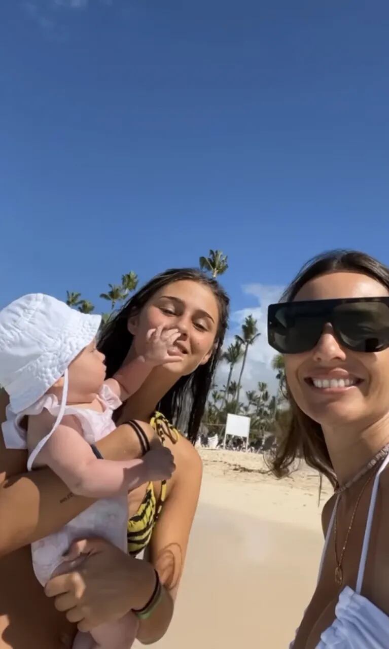 Pampita compartió fotos de Delfina y Ana García Moritán jugando en el mar