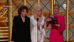 ¡Tremendo momento en los Emmy 2017! Nicole Kidman besó en vivo al galán del momento… ¡delante de su marido!