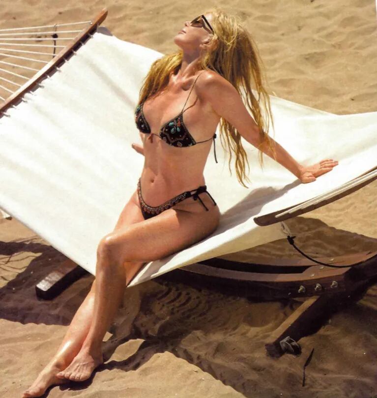 Las fotos sexies de Graciela Alfano en la playa, súper diosa a los 65 años: micro bikini y chapuzón en el mar 