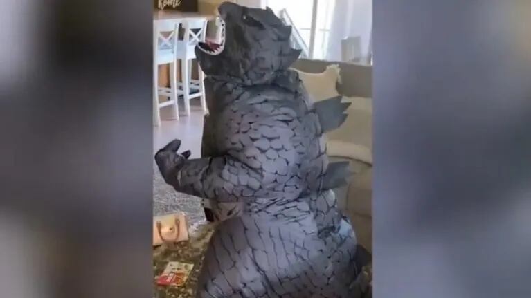 Este niño haciendo el rugido de Godzilla disfrazado es todo lo que necesitas hoy para sonreír