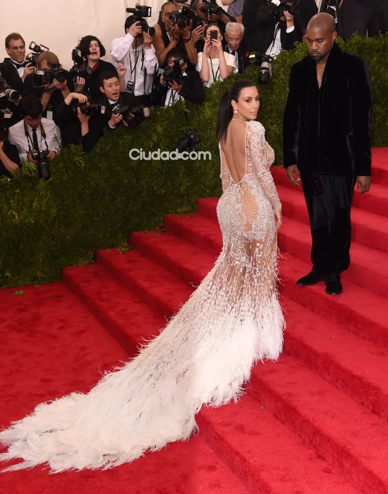 Kim Kardashian y un vestido blanco, con transparencias y plumas para la gala (Foto: Grosby Group). 