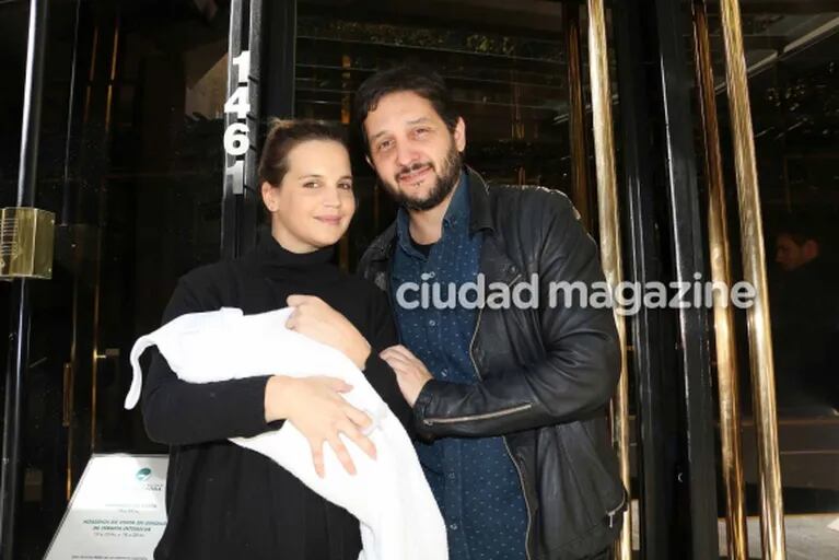 Las primeras fotos de Sabrina Garciarena y Germán Paoloski junto a su bebé, Beltrán, tras recibir el alta médica 