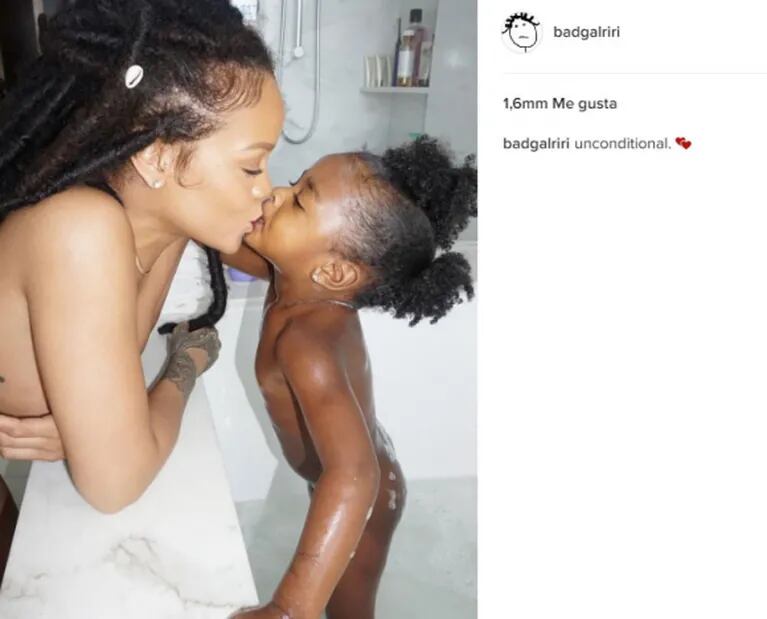 Fuerte polémica en Instagram por una foto de Rihanna, desnuda en una bañera junto a su sobrina de 2 años