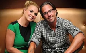 Britney Spears y su novio, en tiempos más felices (Foto: Web). 