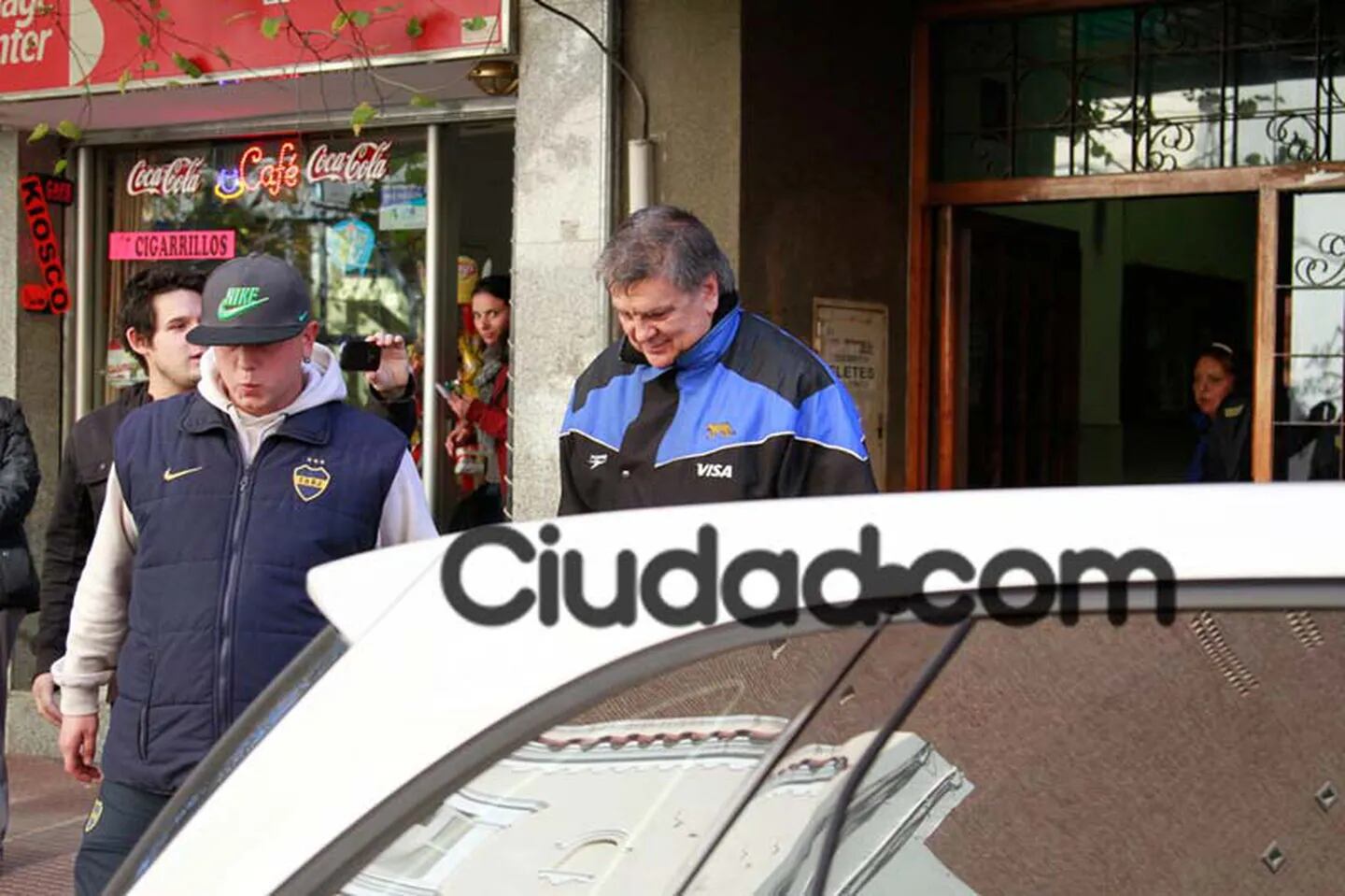 Luis Ventura y Nahuel Ventura salen del registro civil de Córdoba, tras anotar a Antonio Ventura. (Foto: PC3)