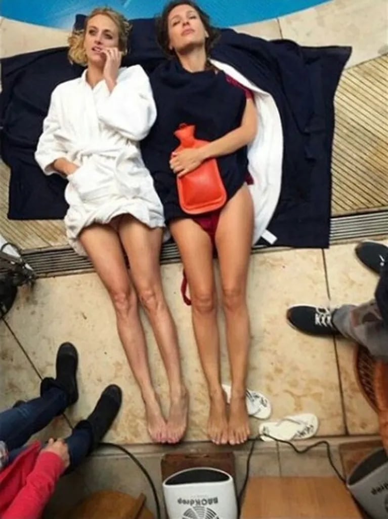 Las primeras fotos de Pampita y Mónica Antonópulos (¡pasadas por agua!) en el backstage de Desearás... al hombre de tu hermana