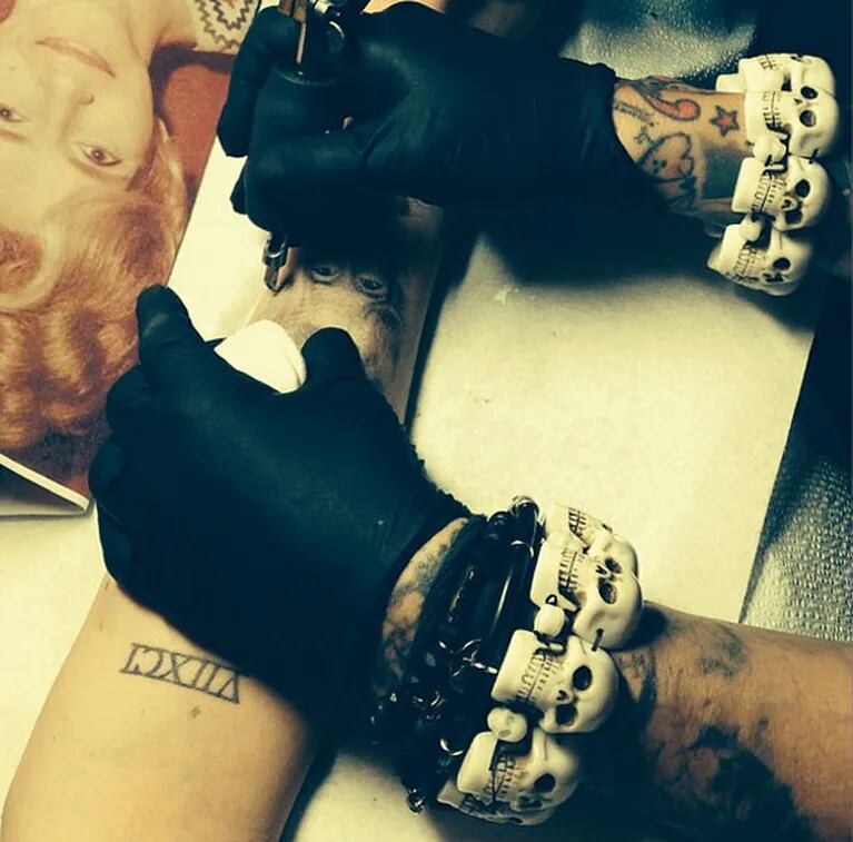Miley Cyrus se tatuó el rostro de su abuela en el brazo. (Foto: Instagram.com/thekatvond)