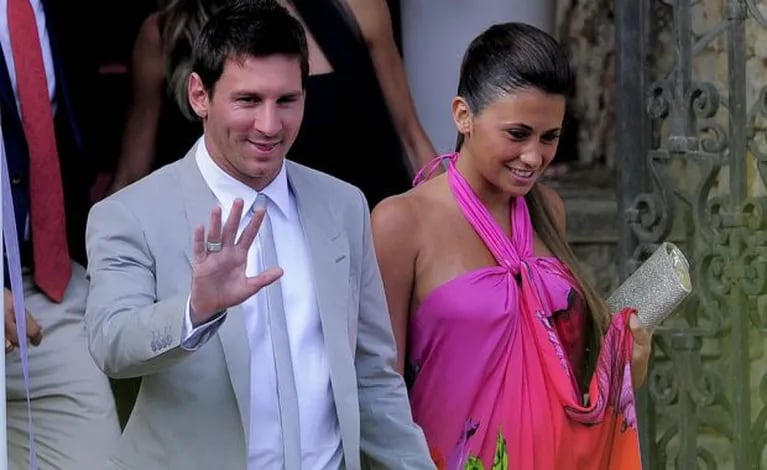 Lionel Messi y su novia en su primera salida pública tras anunciar el embarazo. (Foto: Twitter)