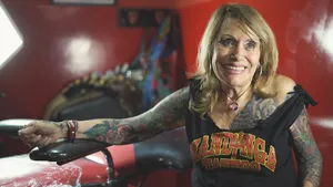 Susana tiene 87 años y hace un año que tomó una jugada decisión: tatuar todo su cuerpo antes de morir