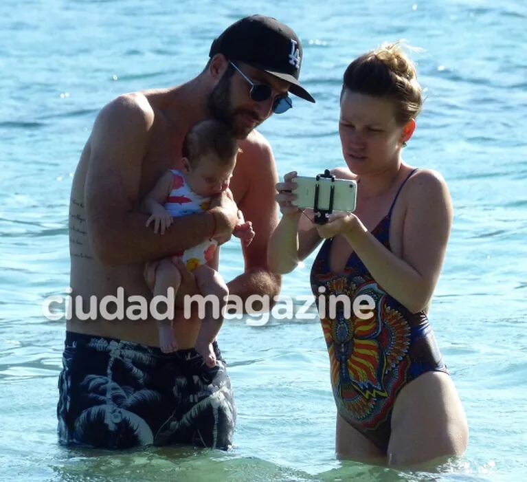 Las vacaciones de Pipita Higuaín junto a su mujer y su beba de dos meses en las playas de Mallorca