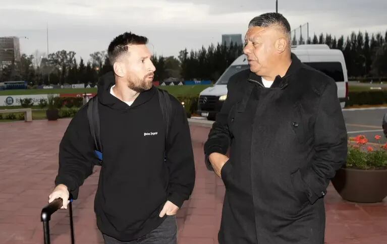 Cuánto cuesta el buzo negro con capucha que Lionel Messi lució en Argentina