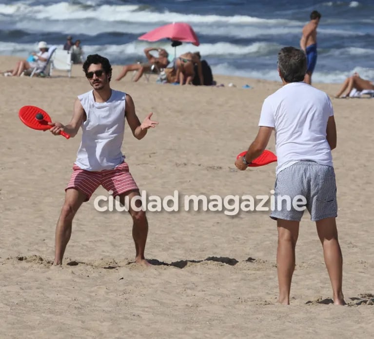 El Chino y Ricardo Darín, en las playas de Punta del Este: ¡divertido pelota paleta a orillas del mar!