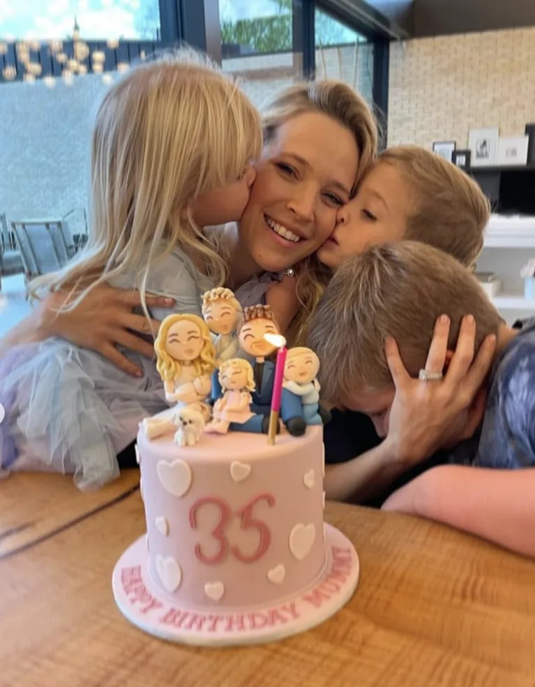 Luisana Lopilato sorprendió con su original torta por sus 35 años en una foto con sus tres hijos: "Rodeada de amor"