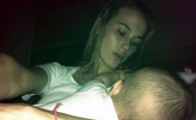 Chechu Bonelli amamantando a su beba Lupe. (Foto: Twitter @chubonelli)