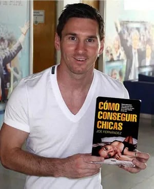Lionel Messi con Cómo conseguir chicas, el libro de Joe Fernández. (Foto: Album personal Joe Fernández)