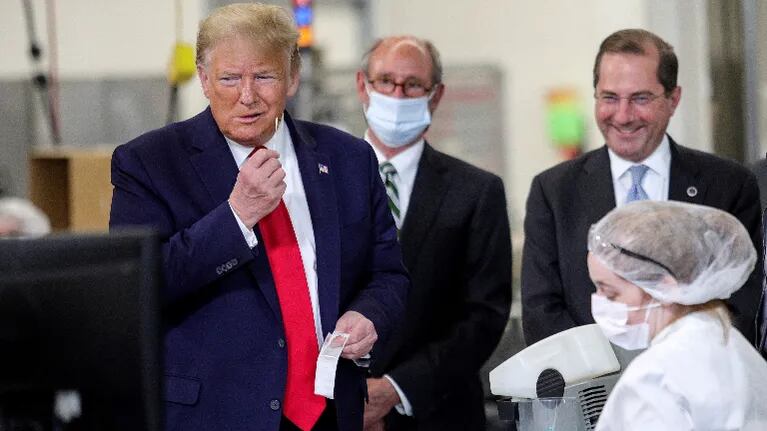 Una fábrica de hisopos tuvo que descartar una partida tras la visita de Donald Trump. Foto: Reuter.
