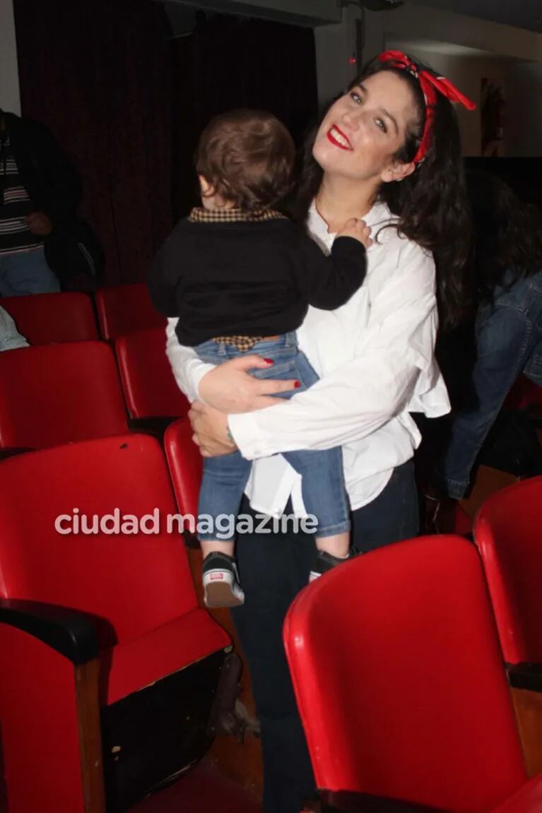 ¡Al teatro con mamá! Juana Repetto junto a su hijo, Toribio, en el estreno marplatense de Reina Reech