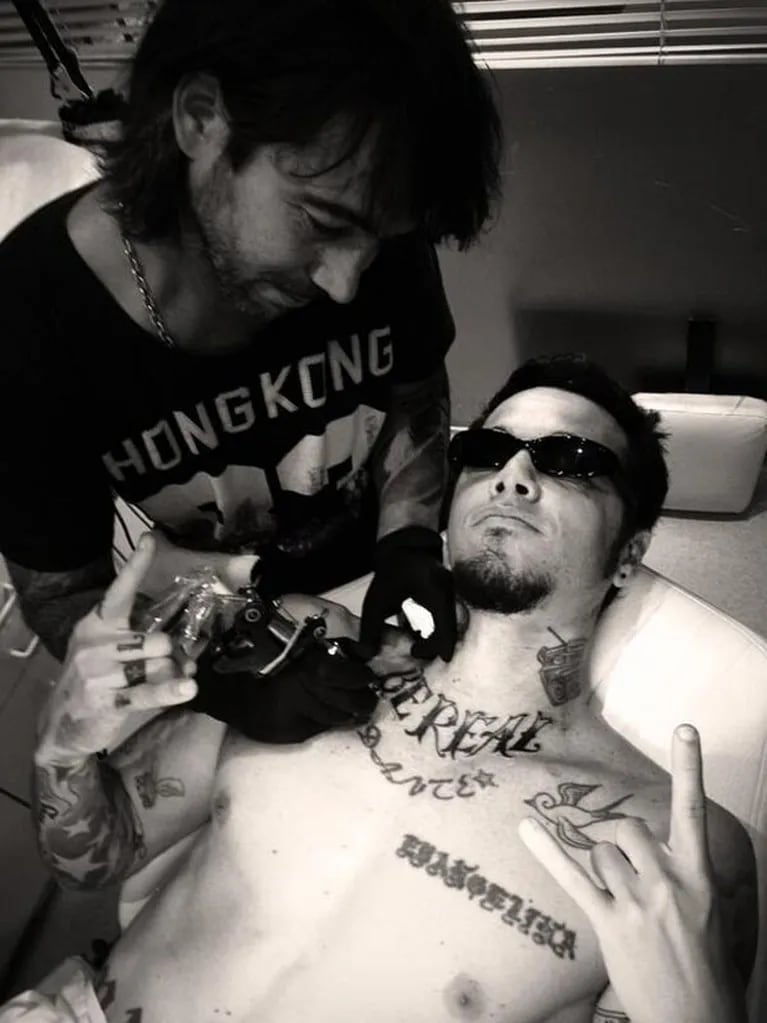 El nuevo tatuaje de Sebastián Ortega. Se puso "Be real", en el cuello. (Foto: @facetattoo)