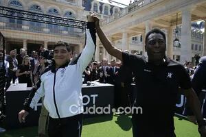 Diego Armando Maradona y Pelé sellaron su reconciliación en París. (Foto: AFP)