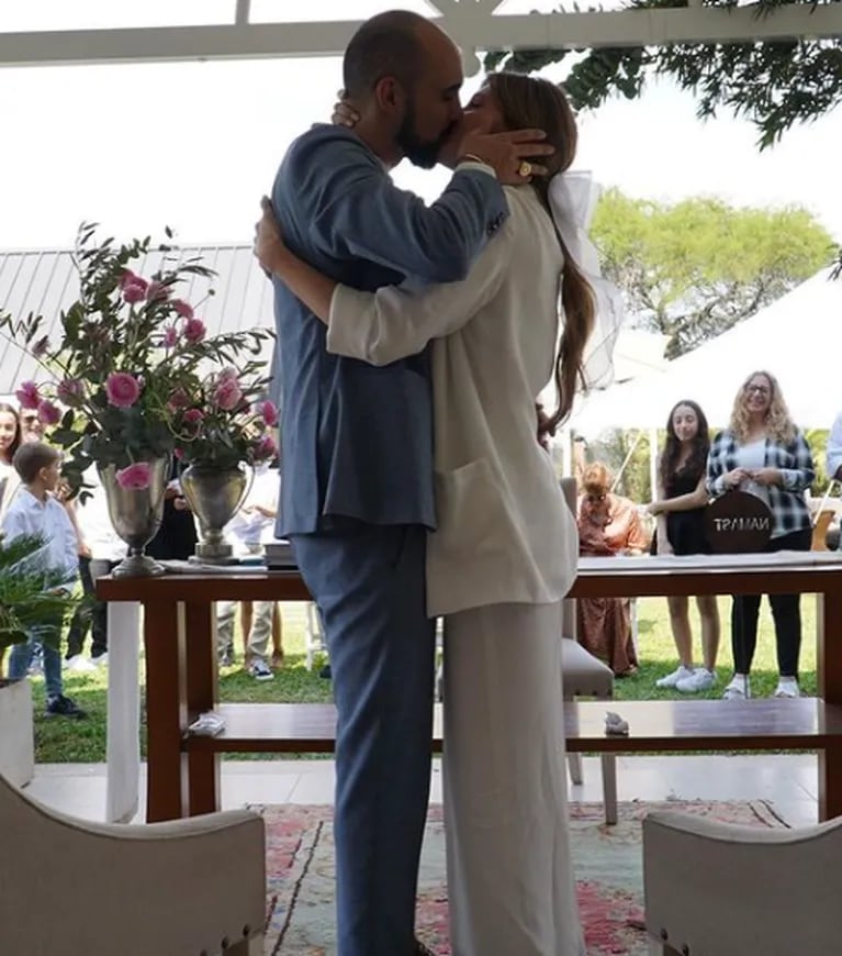 Abel Pintos se casó con Mora Calabrese en una ceremonia íntima en Chaco: el romántico álbum de bodas 